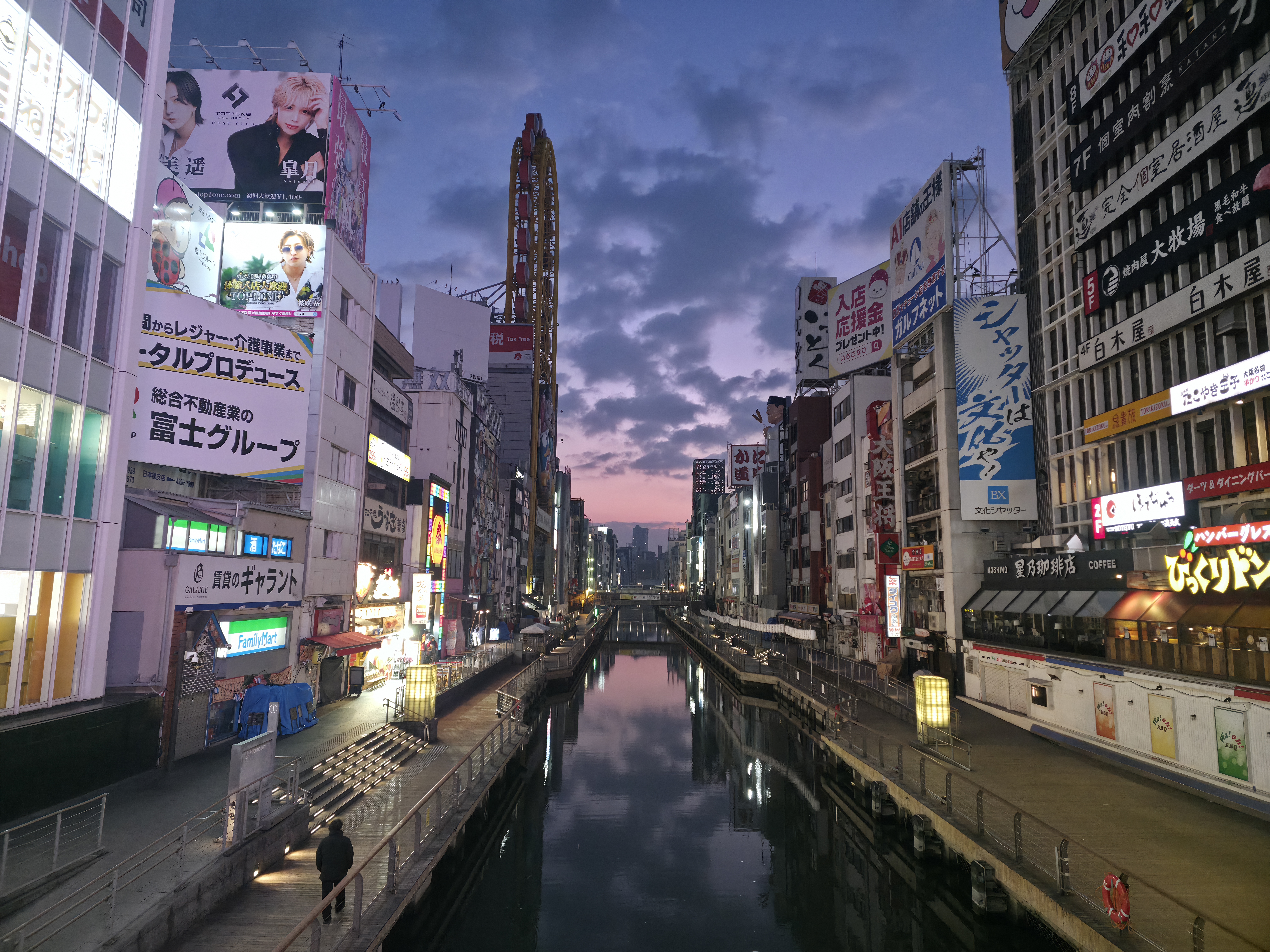 The entertainment district is located between the Daikokubashi and Nippombashi bridges on Dotonbori Canal.